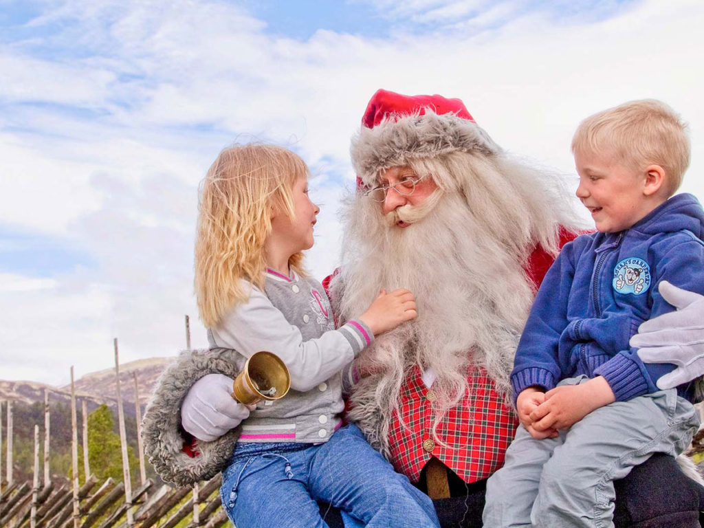 julenissen med to barn på fanget på sommerstid